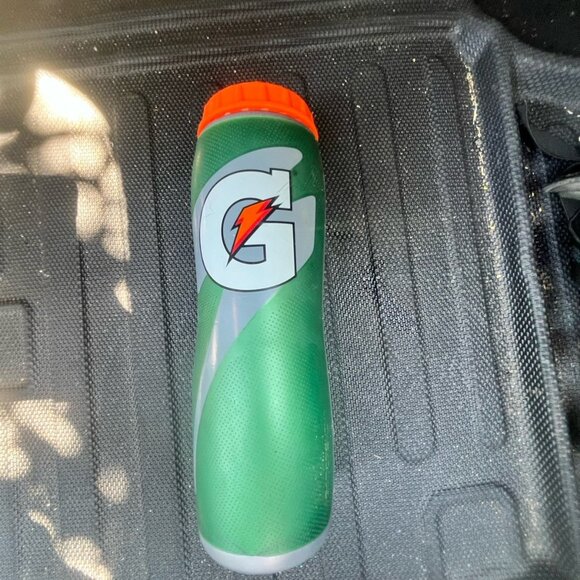 Gatorade Gator Skin Water Bottle 32oz Sports Hydration Bottle - Picture 1 of 4